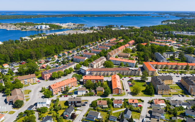 Ett fågelperspektiv av ett kvarter vid vattnet.