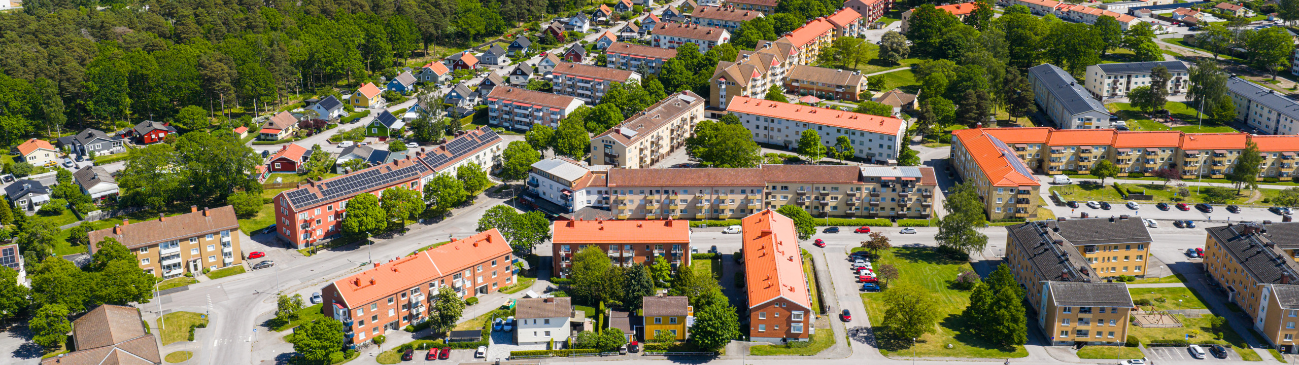 Ett fågelperspektiv av ett kvarter vid vattnet.