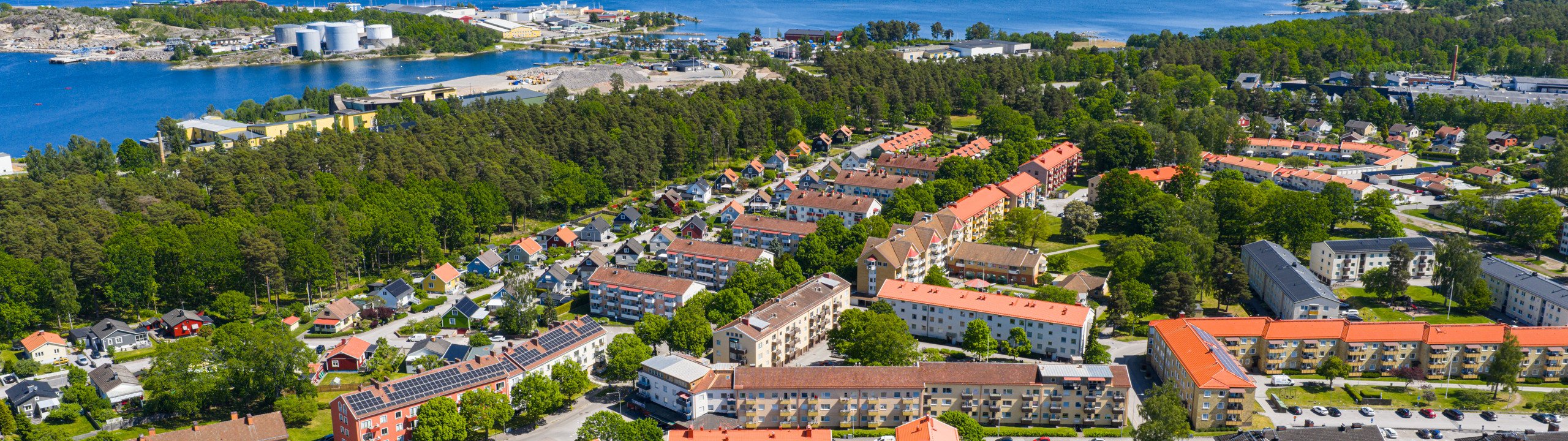 Ett fågelperspektiv av ett kvarter vid vattnet.
