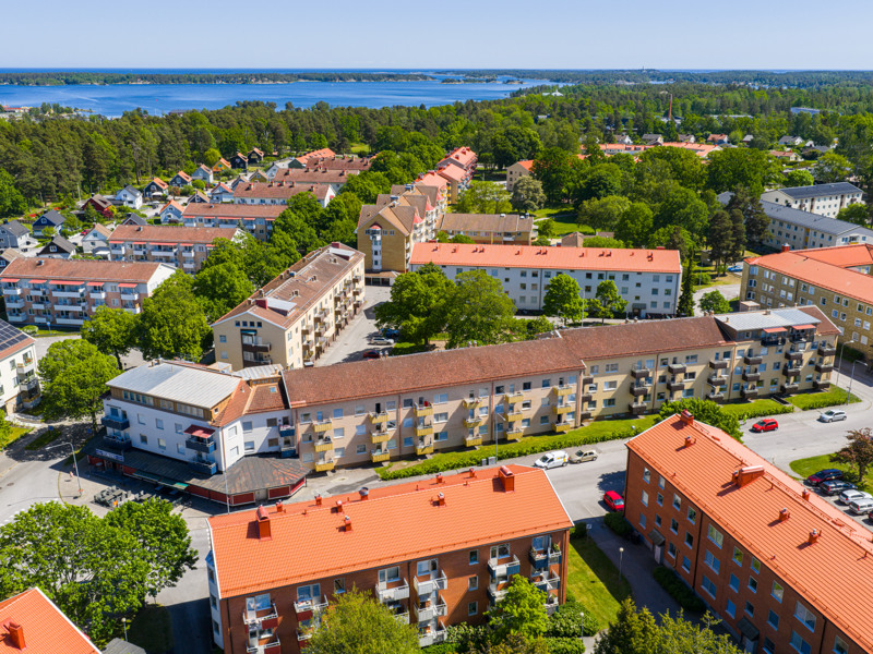 En fågelperspektiv av en stad med en sjö i bakgrunden.
