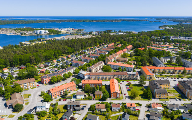 Ett fågelperspektiv av ett kvarter vid vattnet.