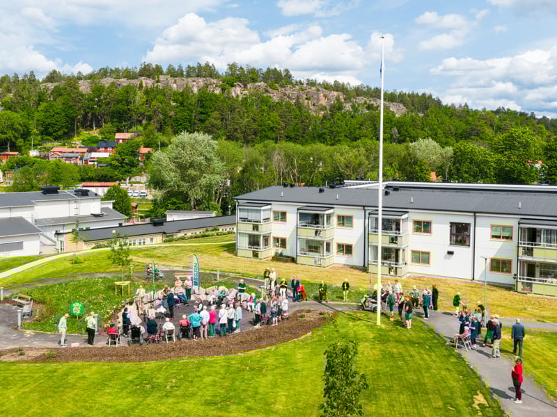 En grupp människor som står utanför en byggnad.
