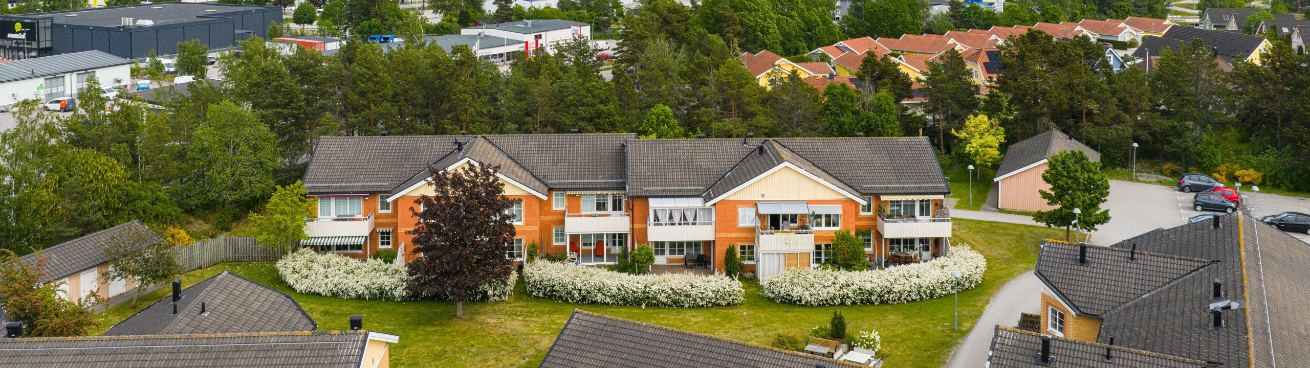 En flygbild av ett område med många hus.