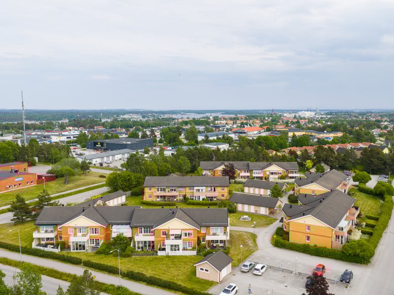 En flygbild över ett bostadsområde i en stad.