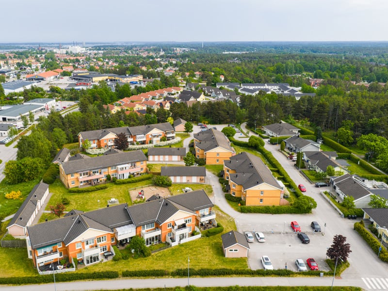 En flygbild av ett område med många hus.