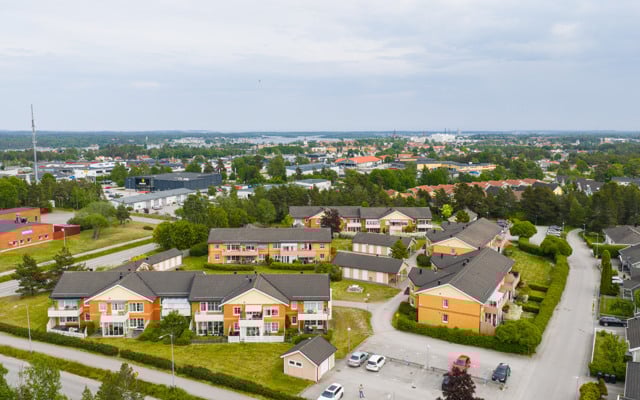 En flygbild över ett bostadsområde i en stad.