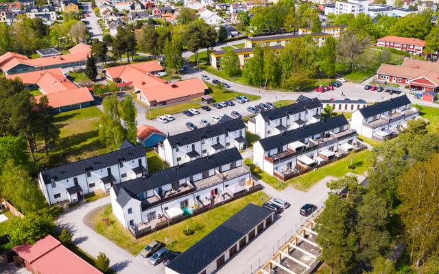 Ett fågelperspektiv av en stad med många hus.