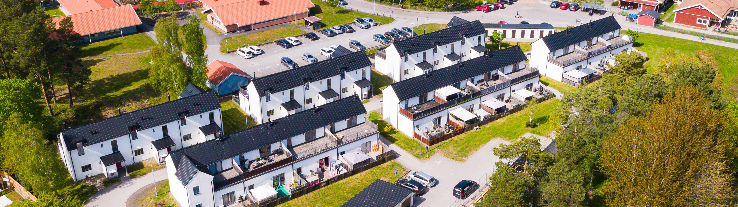 Ett fågelperspektiv av en stad med många hus.