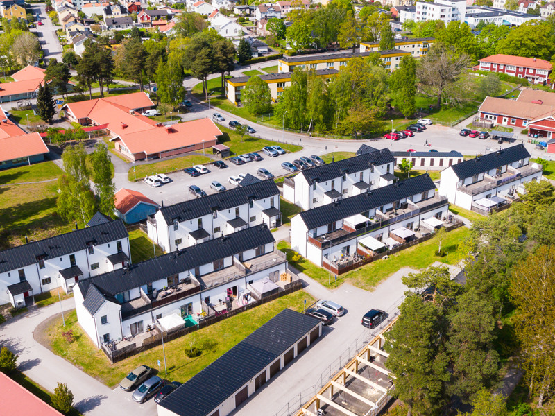 Ett fågelperspektiv av en stad med många hus.