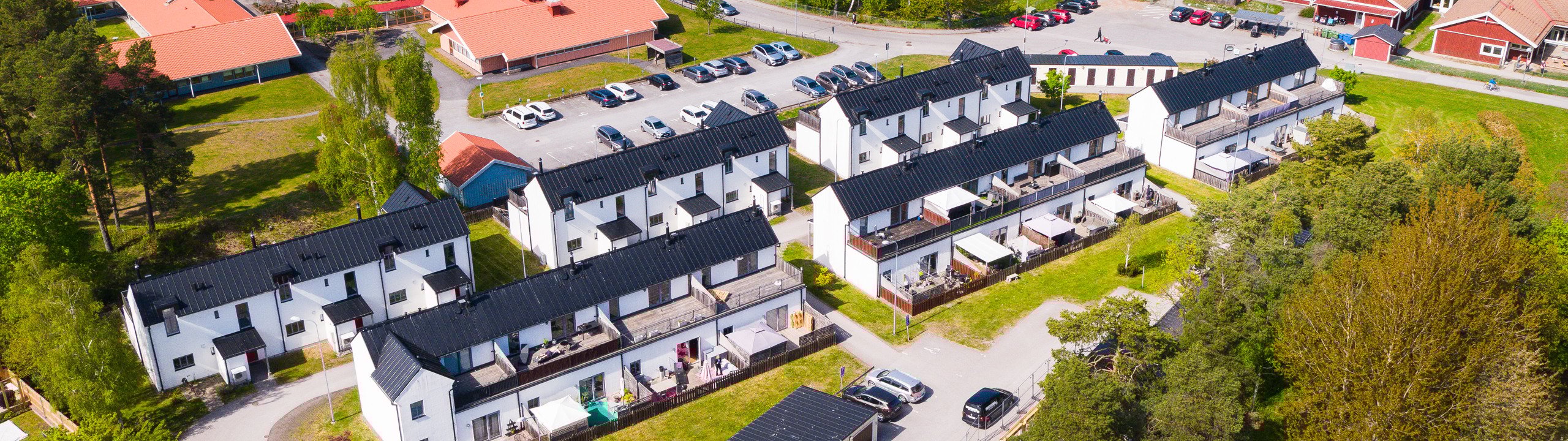 Ett fågelperspektiv av en stad med många hus.