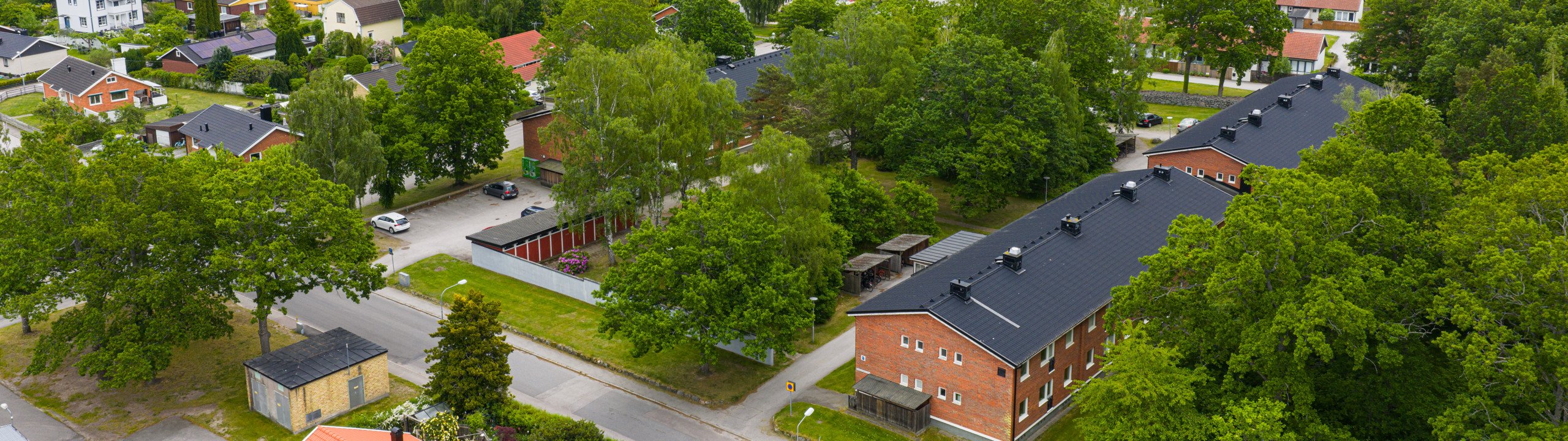 Ett fågelperspektiv av ett grannskap med en sjö i bakgrunden.