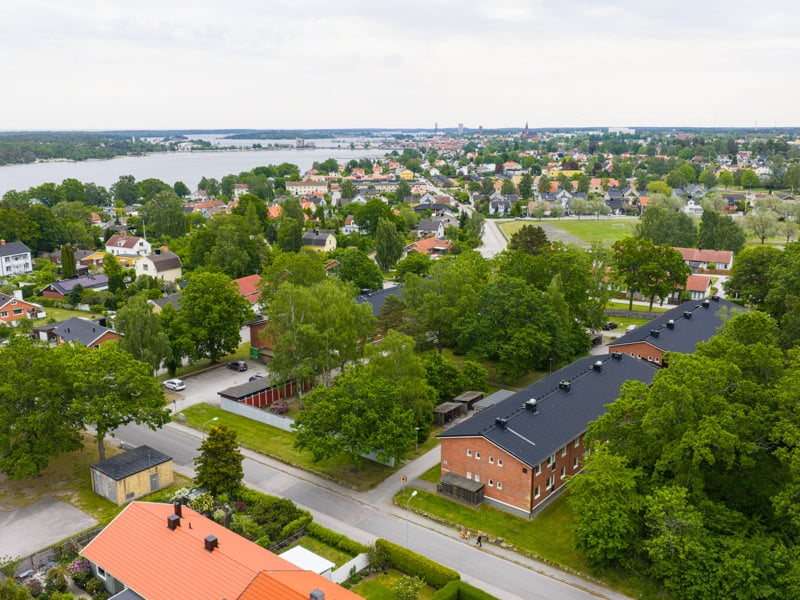 Ett fågelperspektiv av ett grannskap med en sjö i bakgrunden.