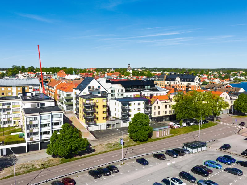 En flygbild av en parkeringsplats i en stad.