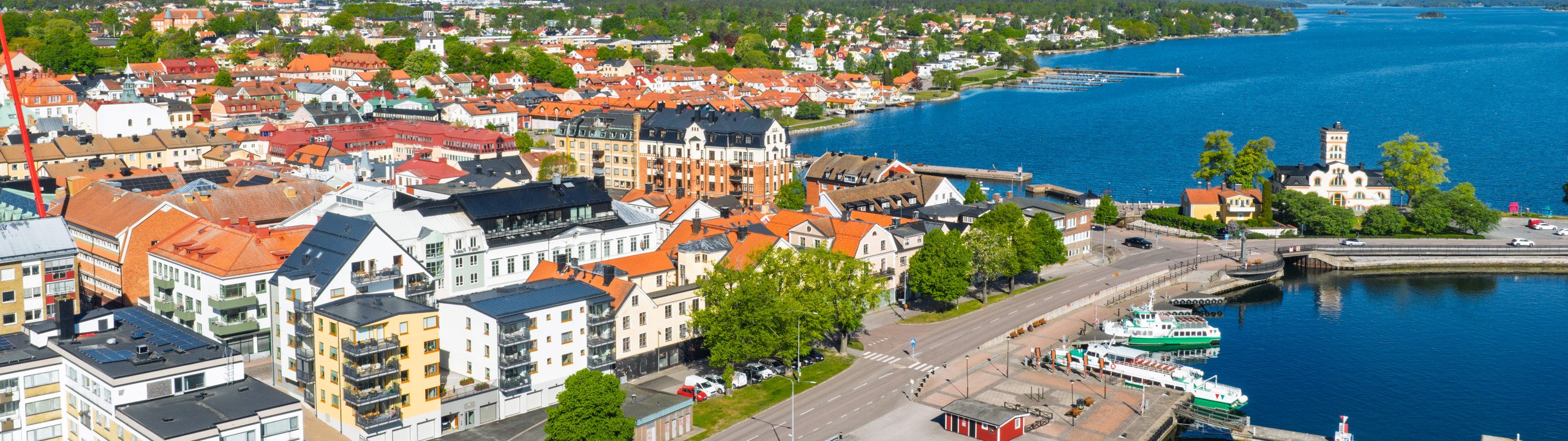 En flygbild av en stad vid vattnet.