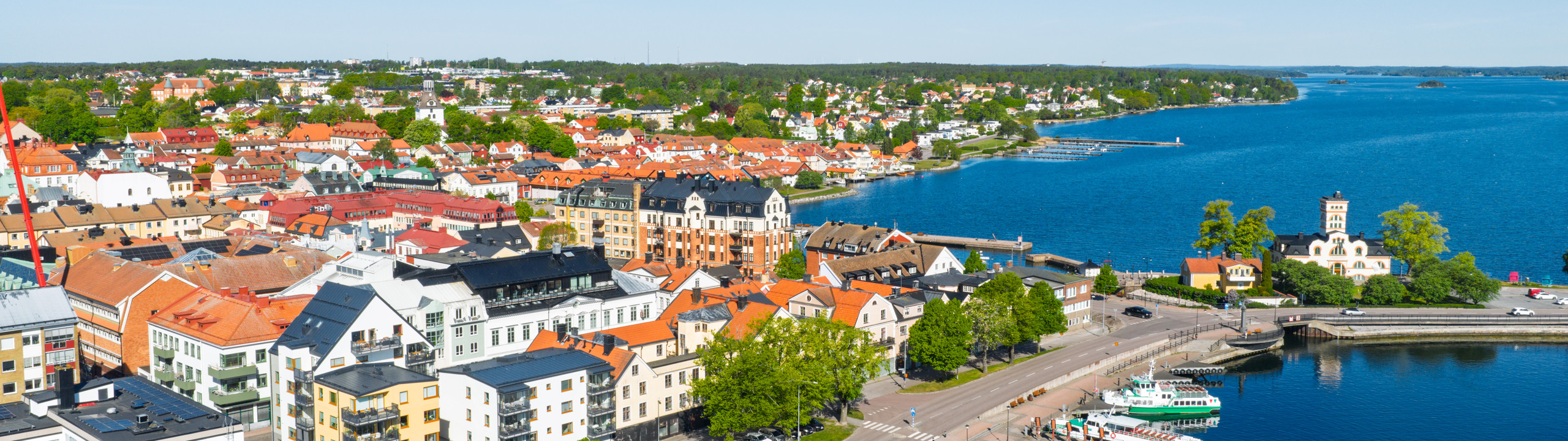 En flygbild av en stad vid vattnet.