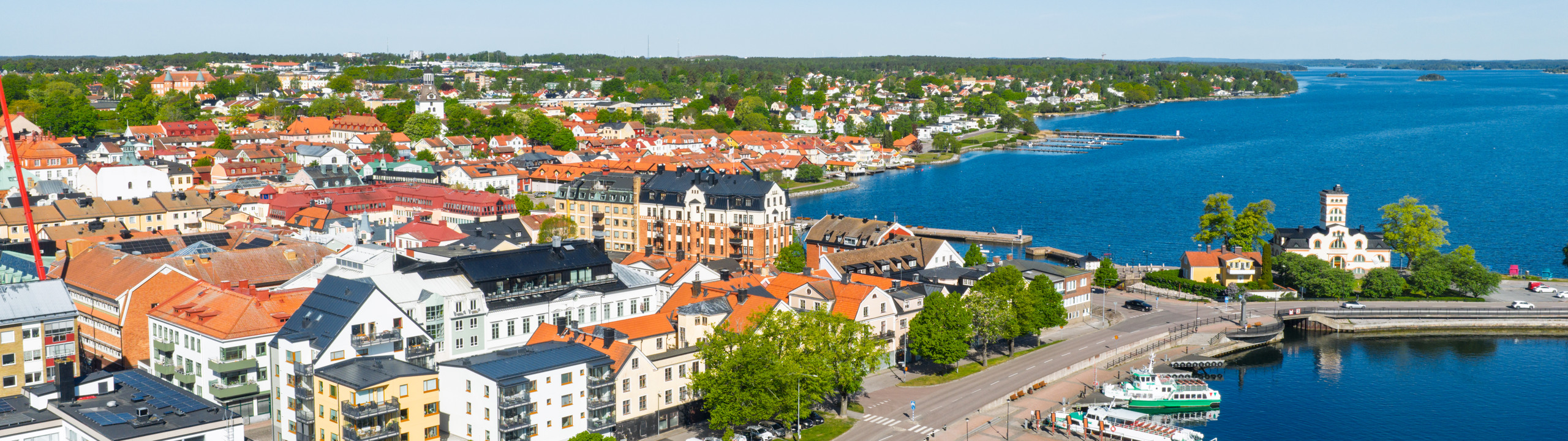 En flygbild av en stad vid vattnet.