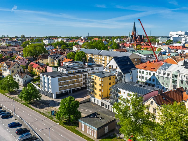 En flygbild av en stad med många byggnader.