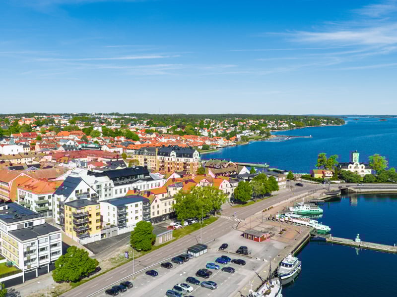 En flygbild av en stad vid vattnet.