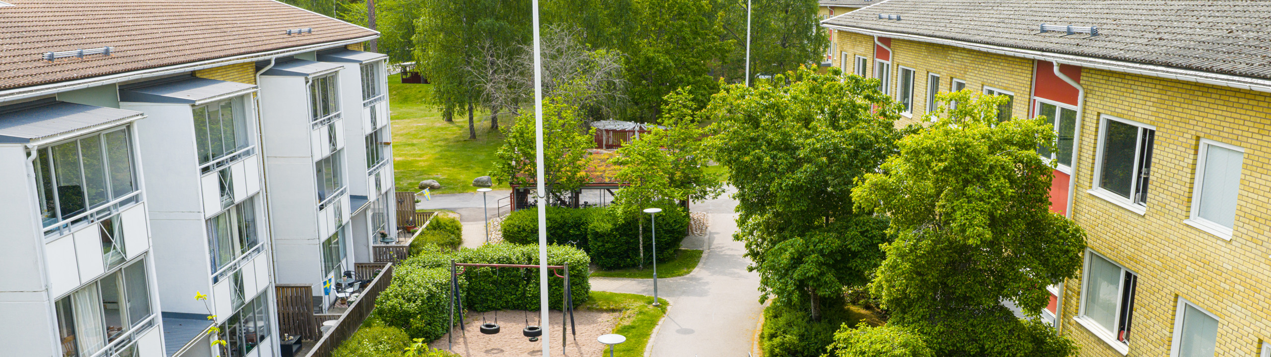 En flygbild av en parkeringsplats i ett bostadsområde.