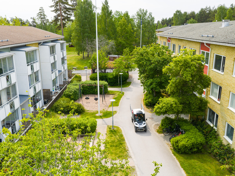 En flygbild av en parkeringsplats i ett bostadsområde.