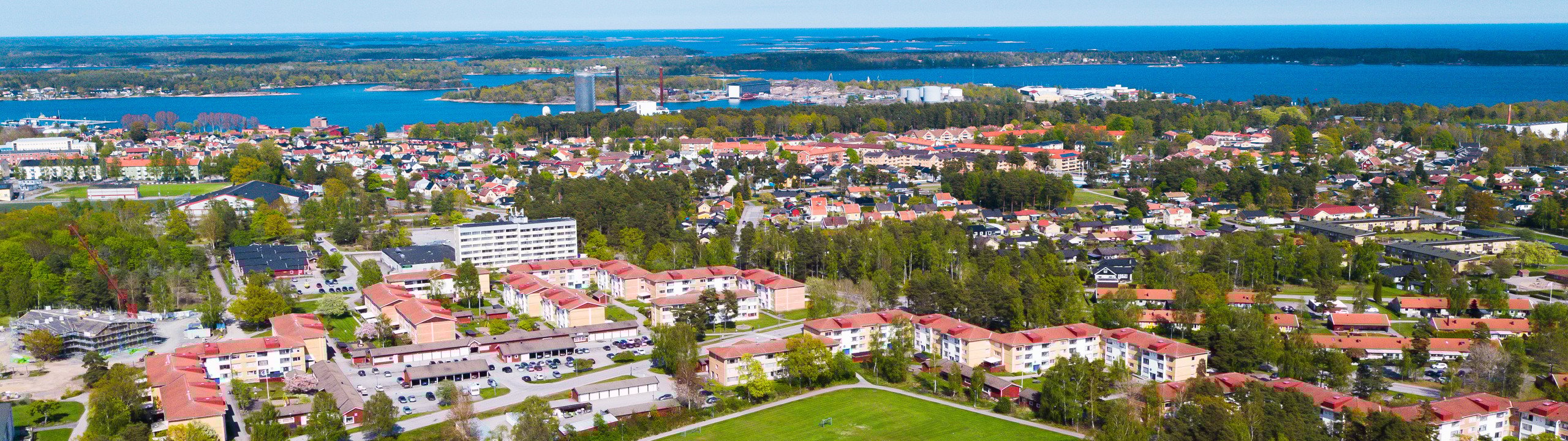 En flygbild av en stad med många träd.