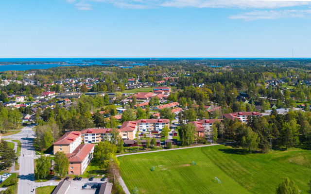 En flygbild över ett bostadsområde med en golfbana.