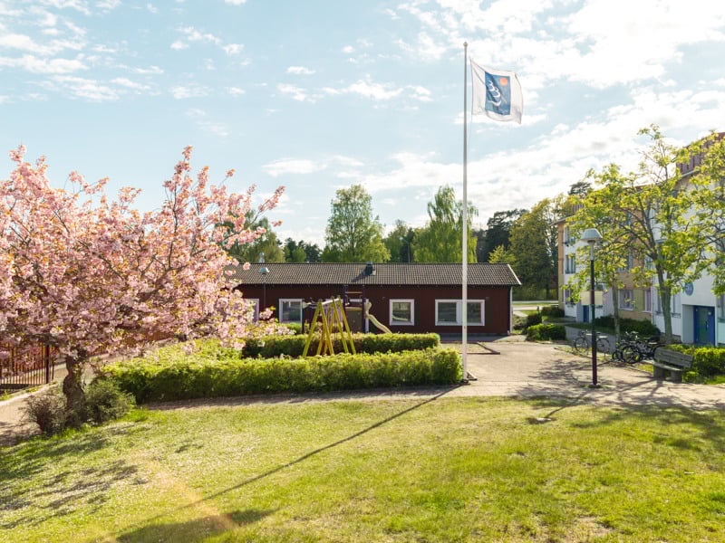 En byggnad med en flagga på.