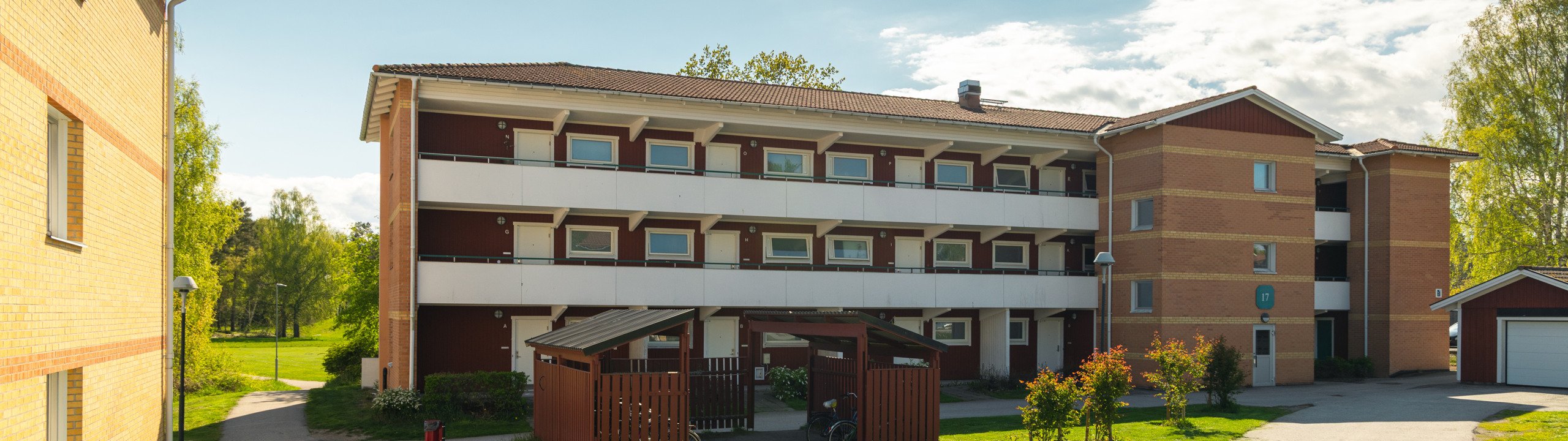 Ett hyreshus med en uppfart framför sig.