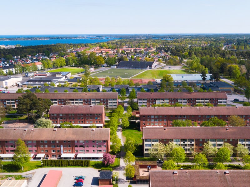 En flygbild över ett bostadsområde i en stads förorter.