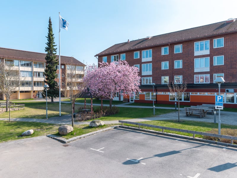 En tom parkeringsplats framför en byggnad.