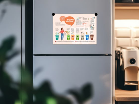 Ett kylskåp med ett utskrift på.