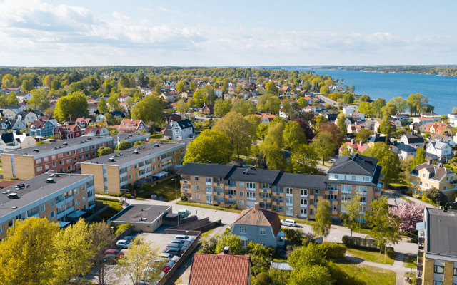 En flygbild av en stad med en sjö i bakgrunden.