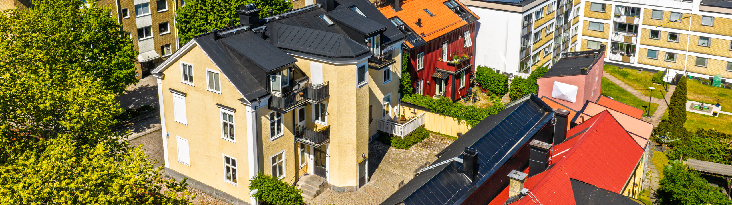 Ett fågelperspektiv av en stad med många byggnader.
