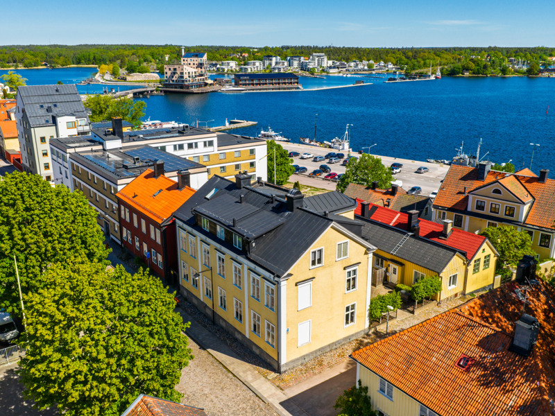 En flygbild av en stad vid vattnet.