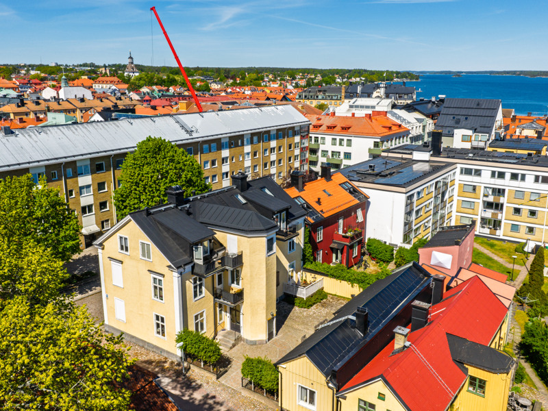 Ett fågelperspektiv av en stad med många byggnader.