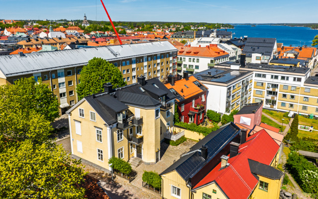 Ett fågelperspektiv av en stad med många byggnader.