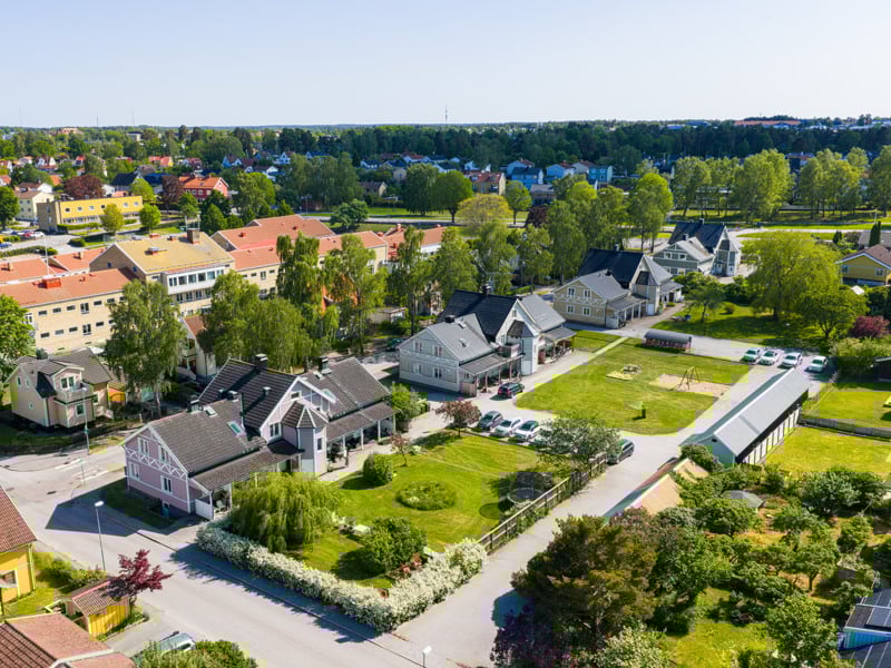 En flygbild av ett område med många hus.