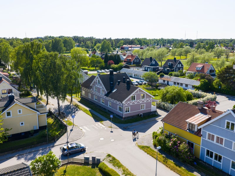 En flygbild av ett område med många hus.
