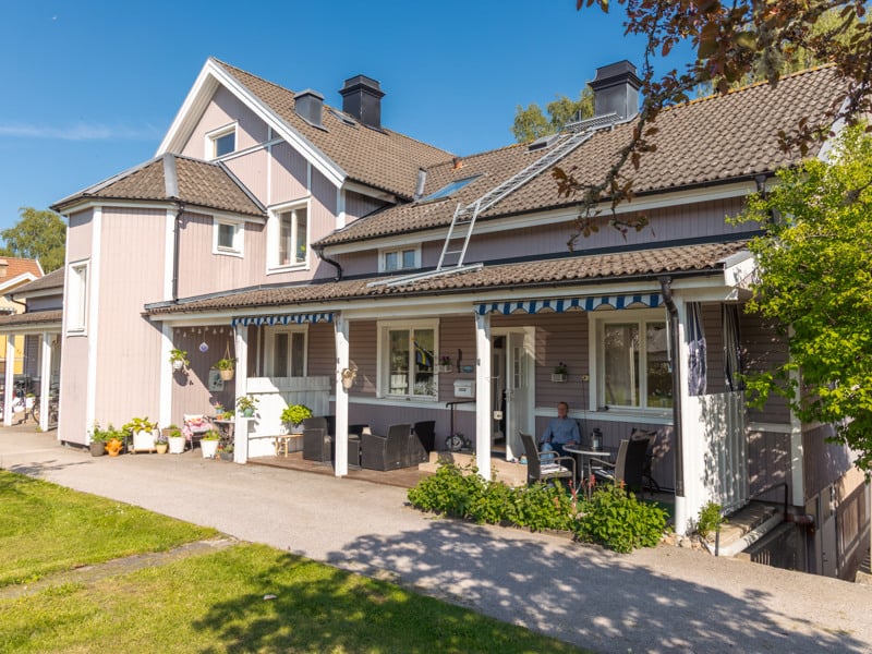 Ett hus som har många fönster på sig.