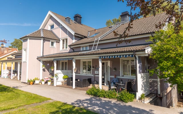 Ett hus som har många fönster på sig.