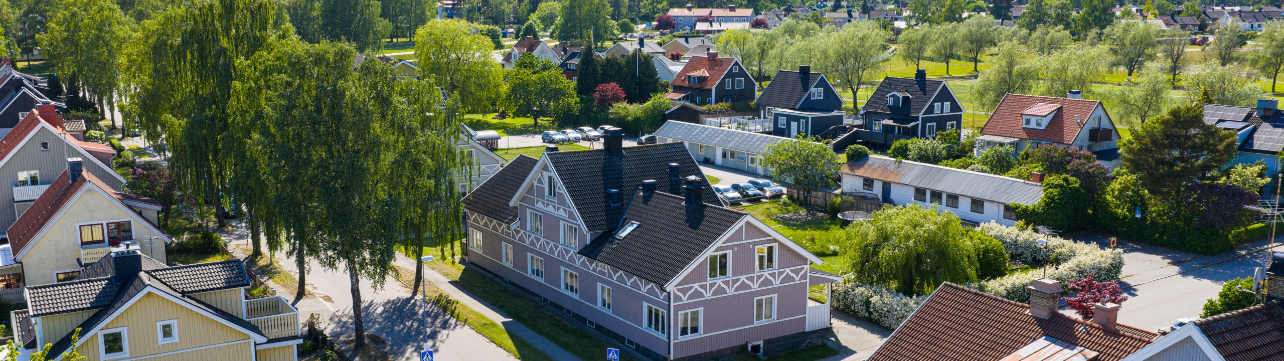 En flygbild av ett område med många hus.
