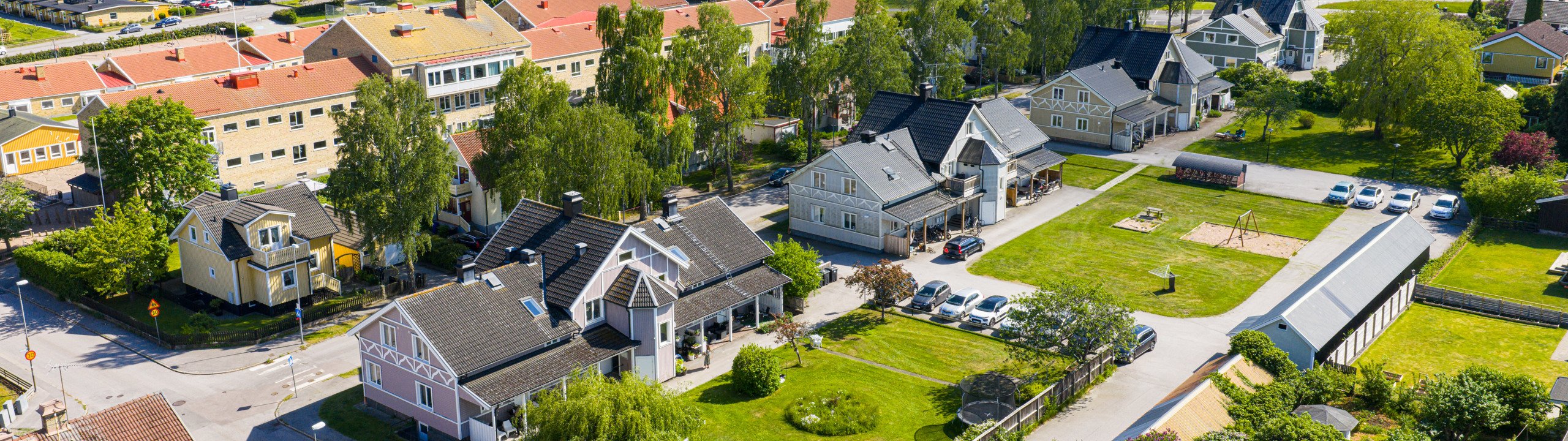 En flygbild av ett område med många hus.