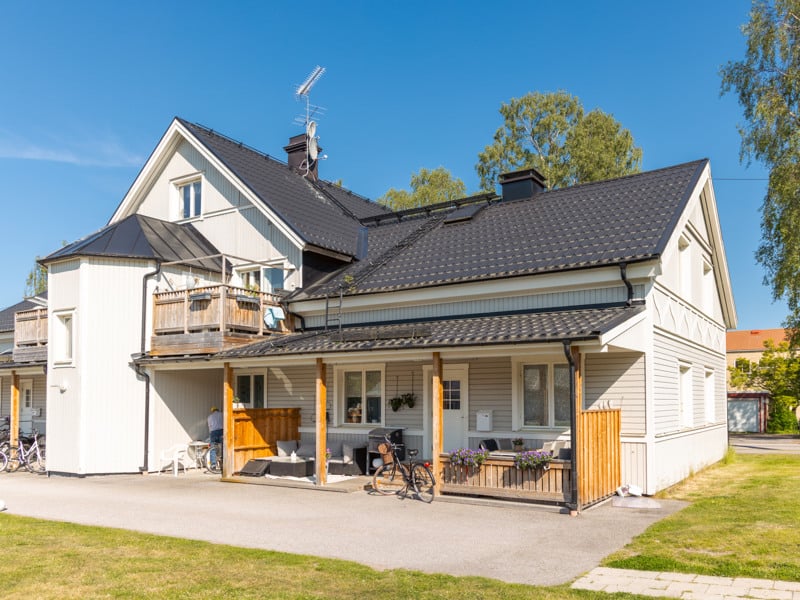 Ett hus med en cykel parkerad framför.