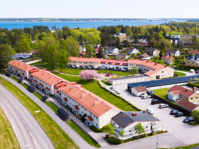 Ett fågelperspektiv av ett motell och en parkeringsplats.