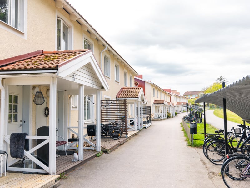 En rad med hus med cyklar parkerade utanför.
