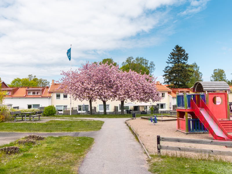 En lekplats med en rutschkana och en lekplats.