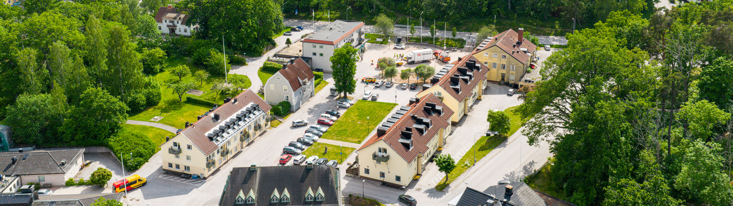 En flygbild av en stad omgiven av träd.
