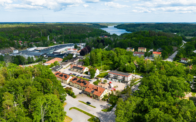 En flygbild av en stad omgiven av träd.