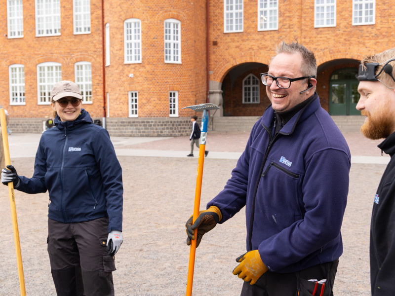 En grupp män som står bredvid varandra framför en byggnad.
