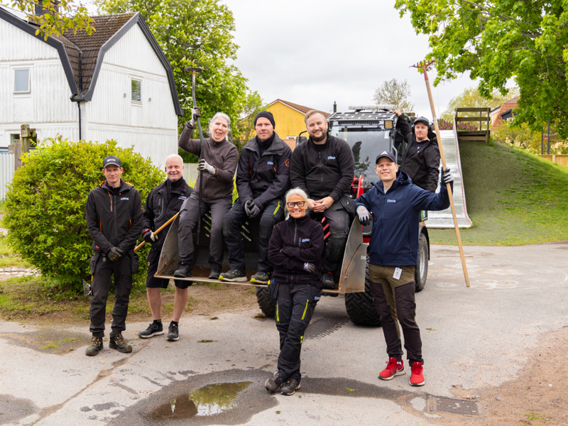 En grupp människor som står på flaket till en lastbil.